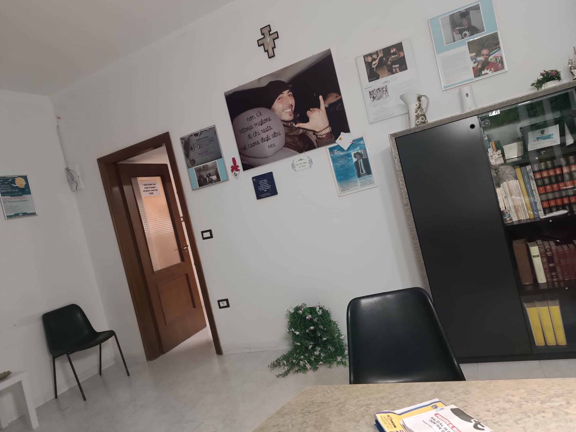 Sala accoglienza con foto di Mario
